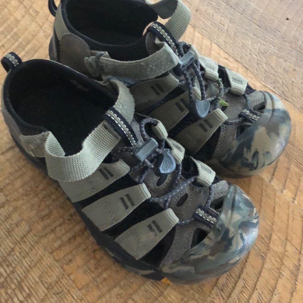 Kids size 3 Camo Keen Sandals